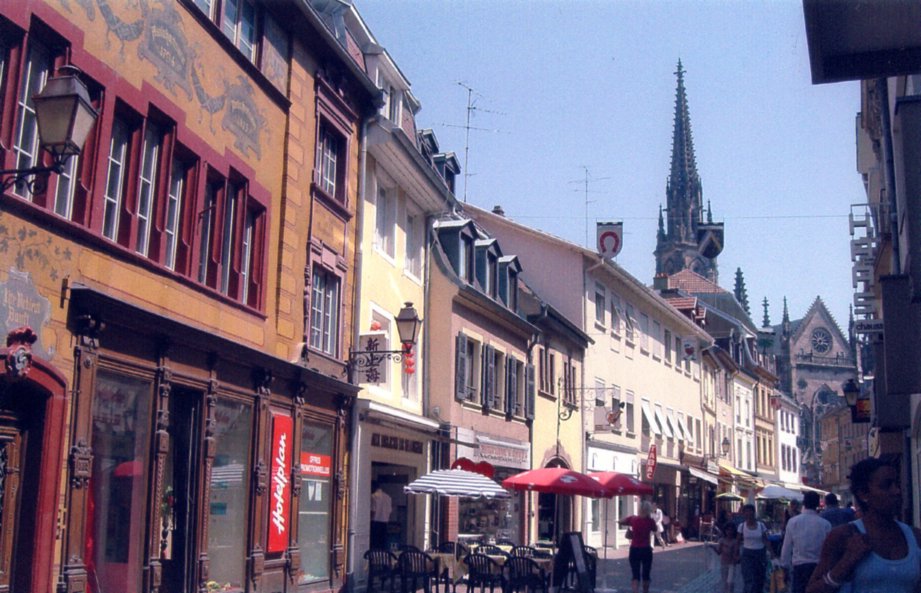 La rue Henriette en direction de l'église Saint-Etienne, avec l'ancienne corporation des vignerons puis quincaillerie MANSBENDEL-HARTMANN au 32 rue Henriette sur la gauche.